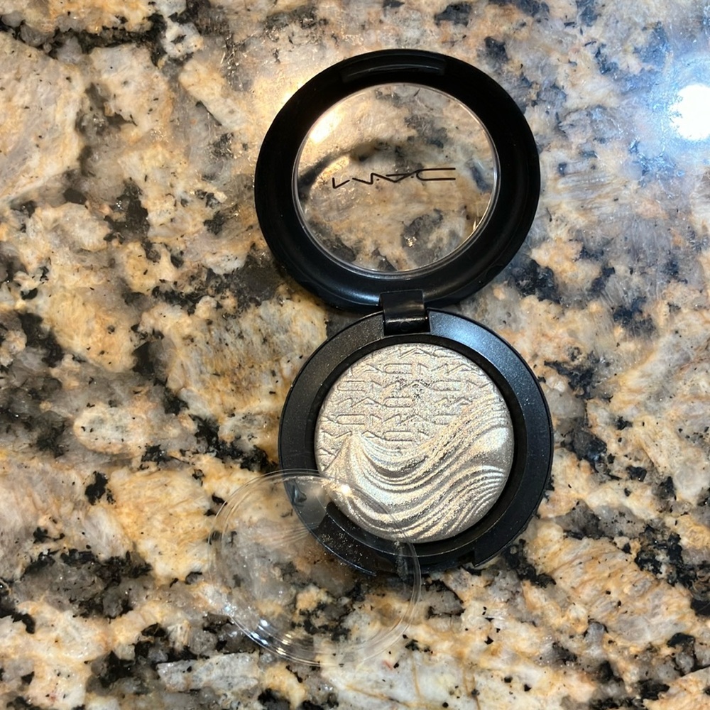 MAC eyeshadow modern pewter
